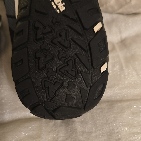 Columbia Black and Gray Sneakers with Sporty Design - Picture 13 of 16